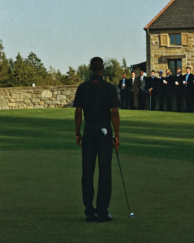 Golfare vid första tee i skymningsljus